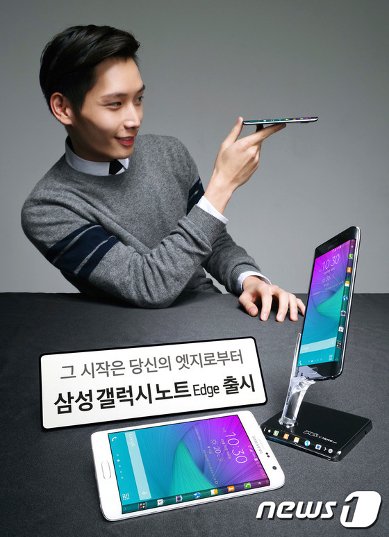 三星電子新款智能手機(jī)Galaxy Note Edge28日通過移動(dòng)通信運(yùn)營商SK電訊面市。