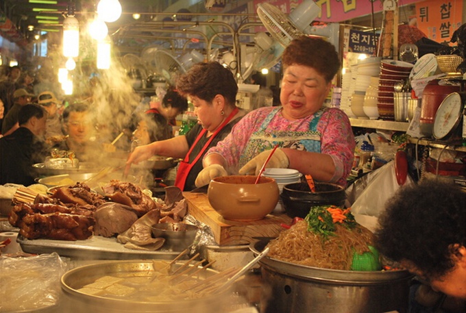 廣藏市場的夜市，食客絡繹不絕。