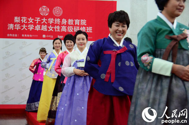 9月16日，清華大學卓越女性高級研修班一行在韓國梨花女子大學，進行韓服走秀活動體驗。（照片拍攝：劉亞瓊）