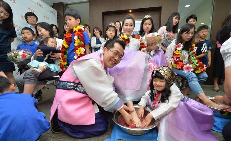 　韓國將迎來“夫妻節”,丈夫為愛妻洗腳秀恩愛（網頁截圖）