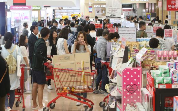 5月2日，首爾一大型超市里擠滿了外國游客。