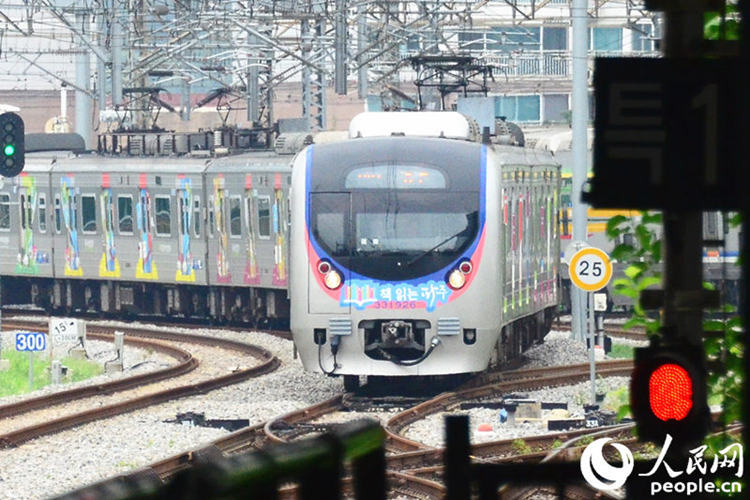 韓國地鐵開出“書香列車”【組圖】