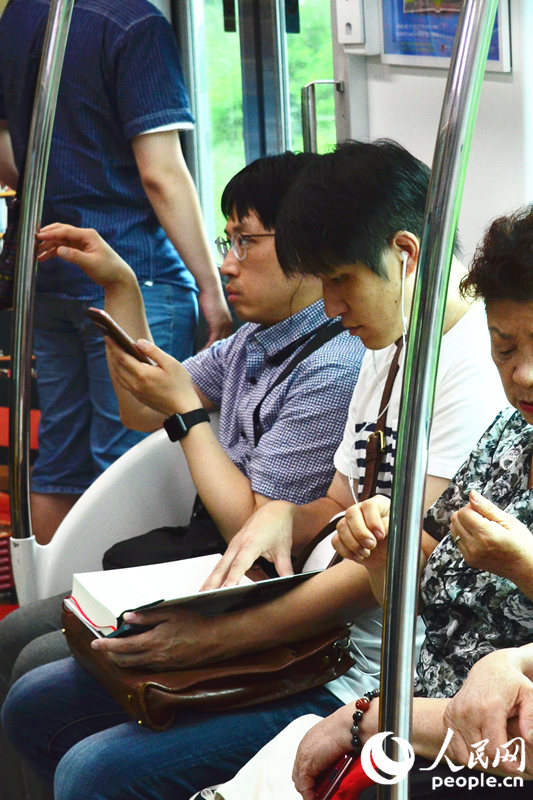 韓國(guó)地鐵開出“書香列車”【組圖】