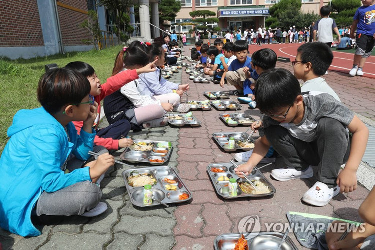 地震發生后學生們在操場就餐 （網頁截圖）