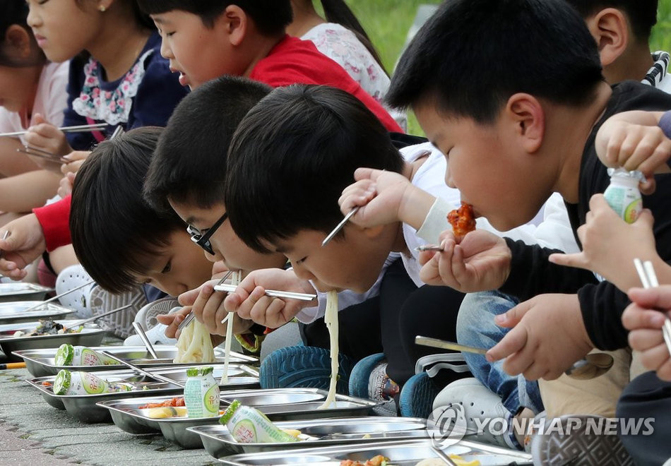 韓國慶州再發(fā)余震 小學(xué)師生在操場吃午飯(組圖)