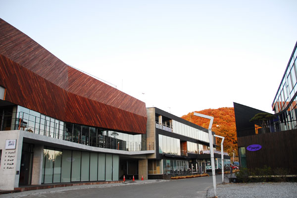 韓國京畿道“Heyri藝術村”與“普羅旺斯鎮” 文藝歐風盡在此地Heyri村的建筑物現代而不失厚重感