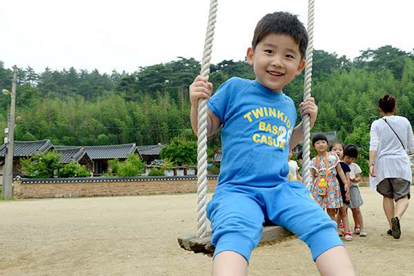 韓國“開室村”——別樣“農家樂之旅”圖為在開室村里，孩子們正在高興地蕩秋千。圖片來源：韓國《朝鮮日報》